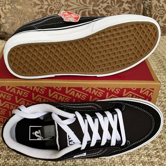 Vans Bearcat Black/White Men’s Bearcat
Black/White
VN000DT2BZW
Sneakers - Picture 5 of 16